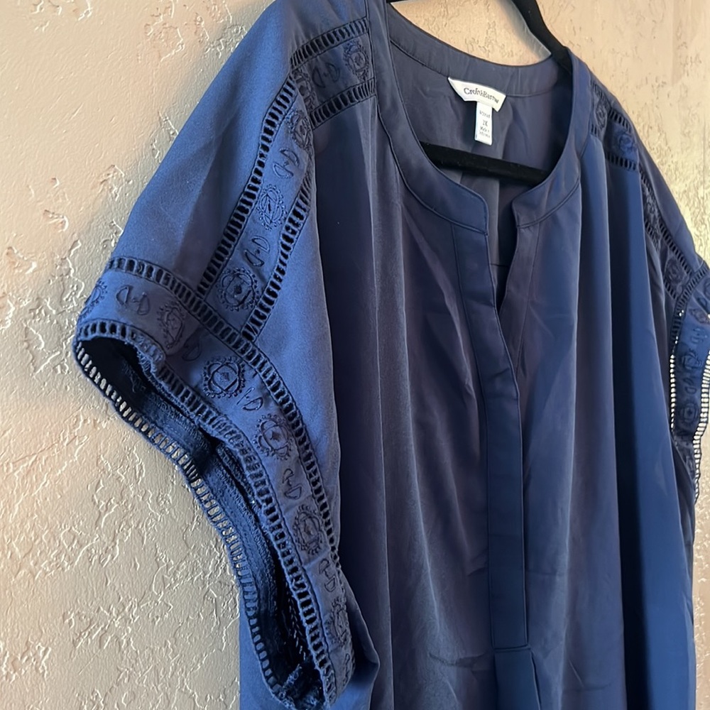 Croft&Barrow Vneck Embroidered tunic 3 hidden front buttons lace like sleeves